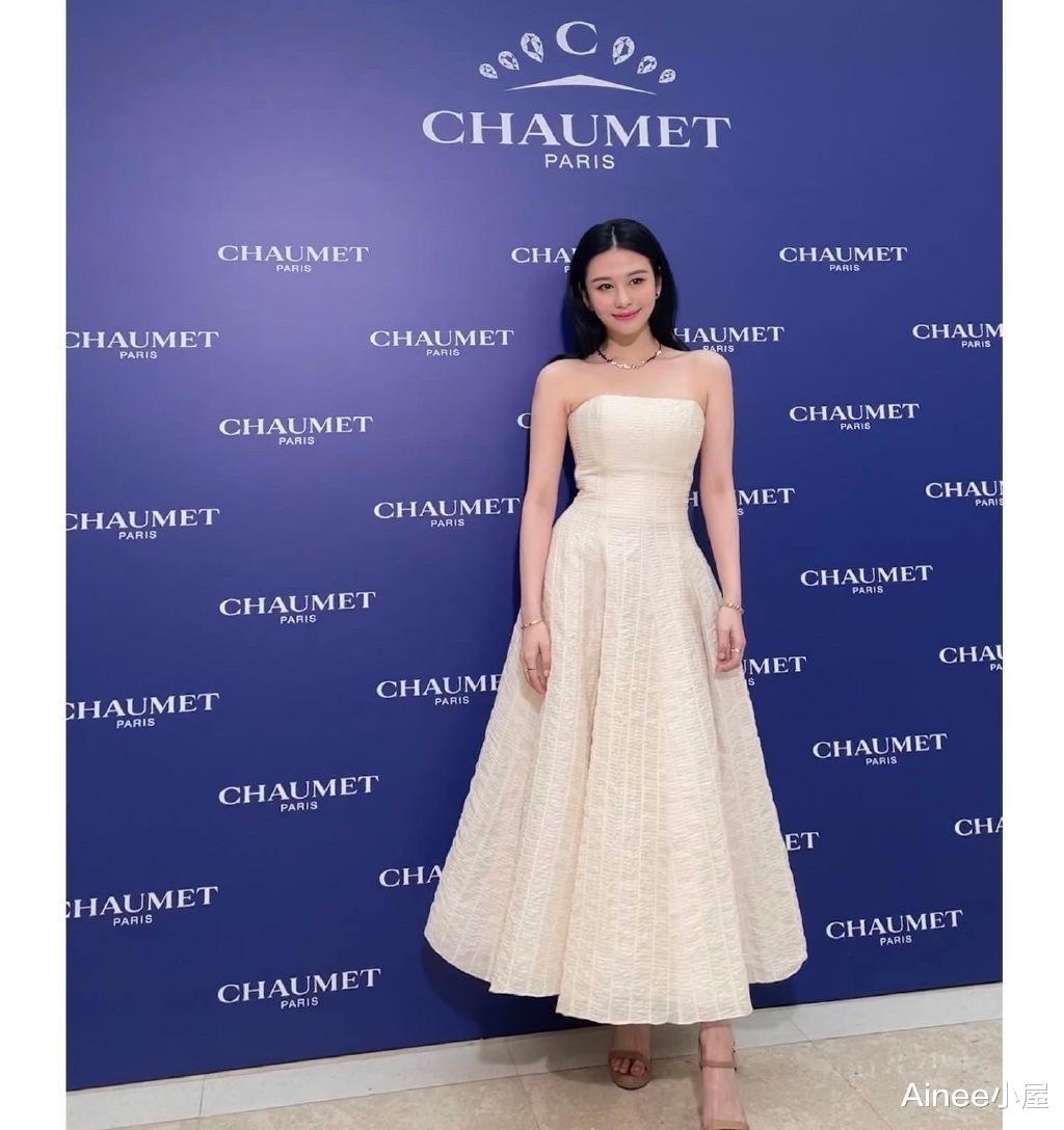 邱淑贞|邱淑贞女儿继承妈妈的好基因,穿抹胸白裙看着好清纯,美得挺自然