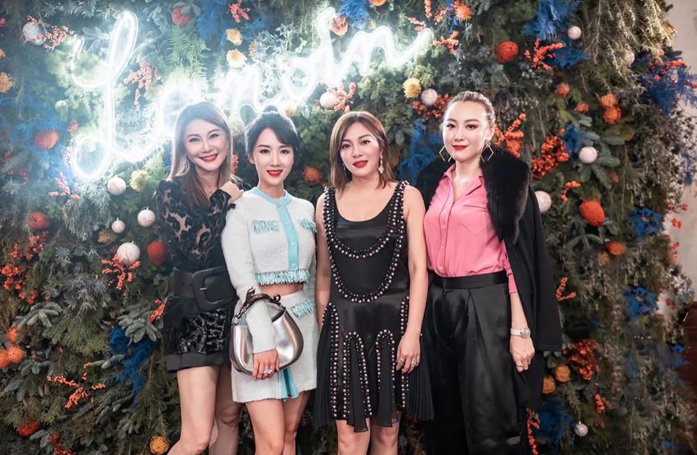 徐凤年|36岁李念深夜逛商场，无惧严寒大腿露出一截，嫁大14岁富商生俩娃