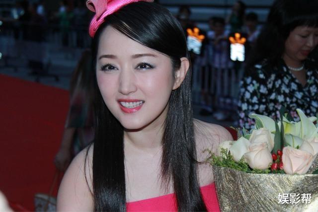 杨钰莹|50岁的杨钰莹为何至今未嫁？看完她的经历后，一般人还真不敢娶