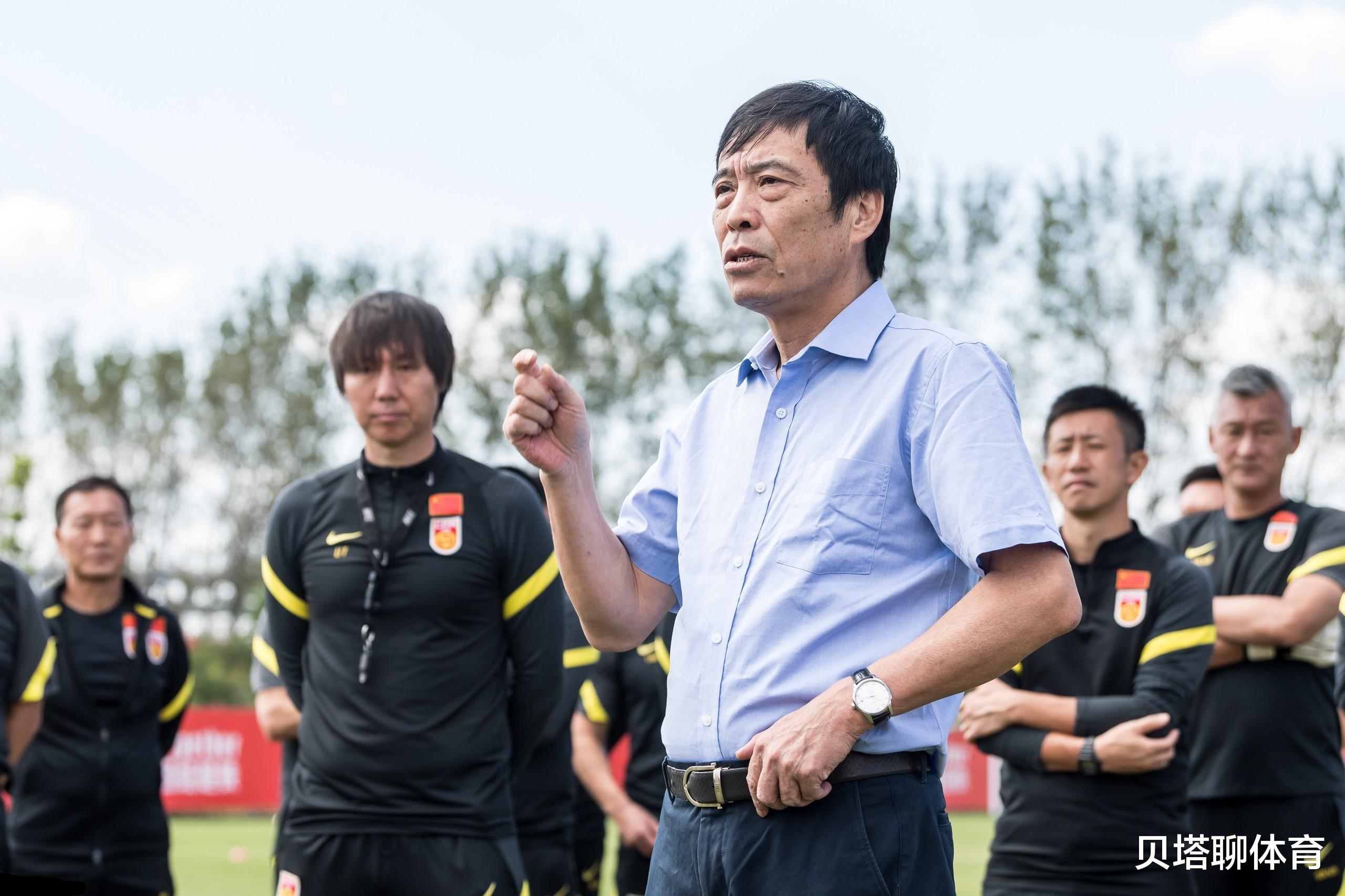 国足|又1个李铁董路！国足助教炮轰归化引众怒：本土球员身材比归化好