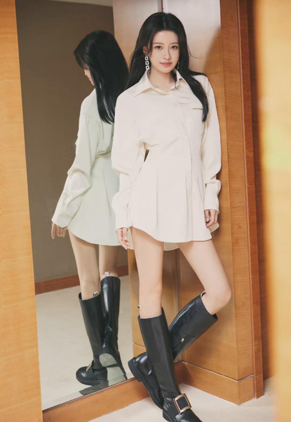 潮流搭配师甜甜|孙怡当妈之后更有女人味，穿衬衫裙配骑士靴大秀长腿，妥妥的辣妈