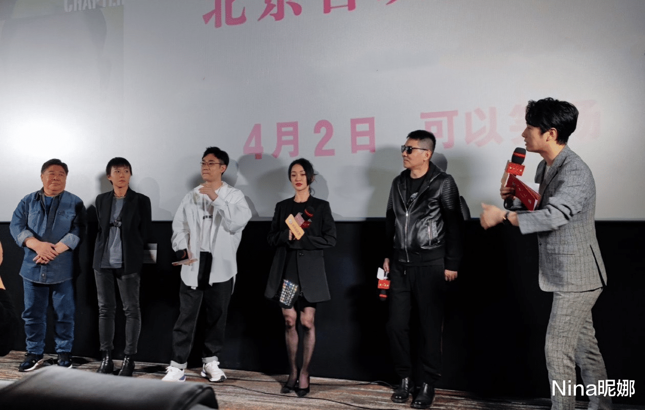 窦靖童|23岁窦靖童机场又“作妖”，大热天戴毛线帽配花裤，造型比王菲还放飞