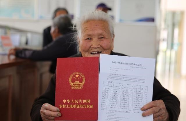 农村土地新调整,各地开始取消“承包制”?官方明确:可有偿退出