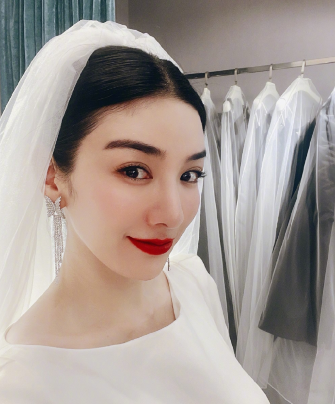 时尚风行派|43岁黄奕自嘲老要嫁人！穿白婚纱涂烈焰红唇美回巅峰，气质状态佳