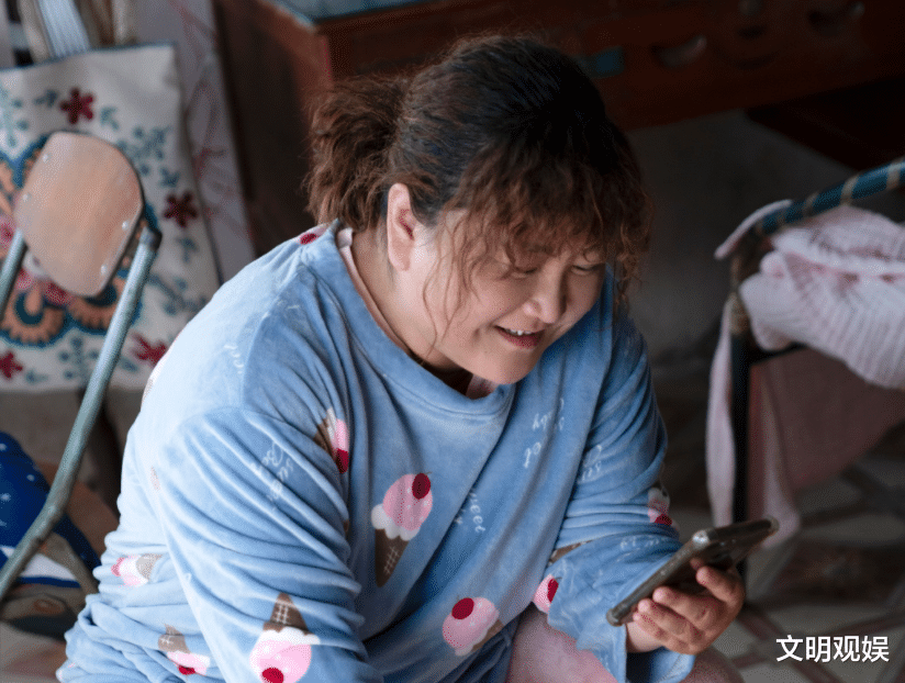 贾玲|贾玲《穿过寒冬拥抱你》热映，谁留意到张小斐？关系好坏一望而知