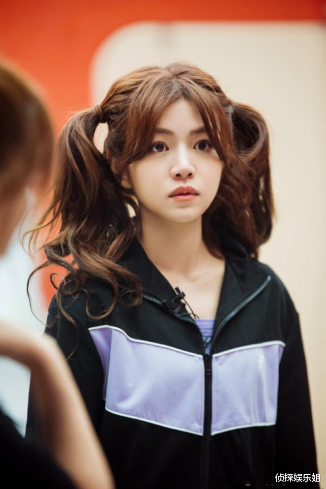 |37岁陈妍希扎双马尾扮少女，露脐装配皮裤羽绒披肩，装扮太另类