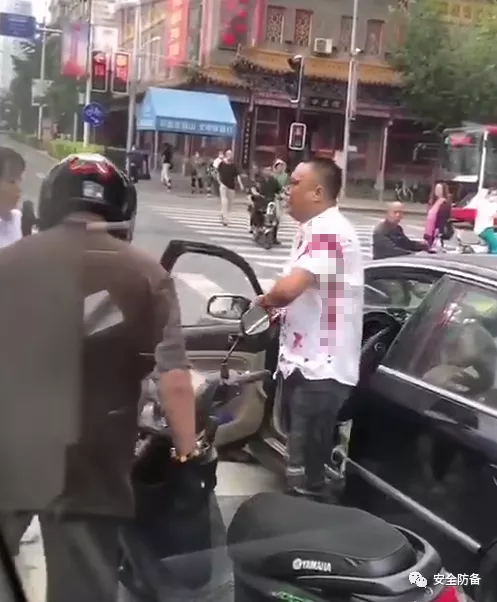 案件通报 因交通纠纷，开车男动手打人后被骑车男小刀划喷血，路人：该