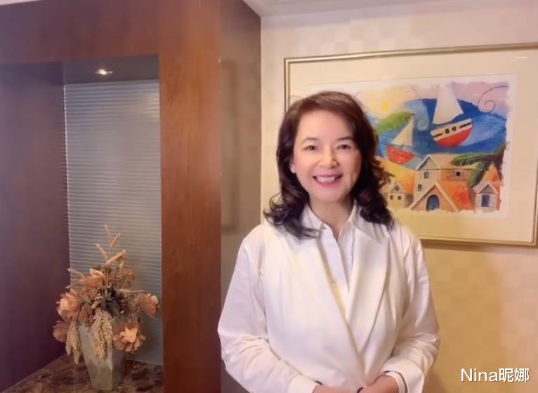 Nina昵娜|孙俪姨奶奶首次公开晒视频，63岁穿外套满口台湾腔，对镜头很从容