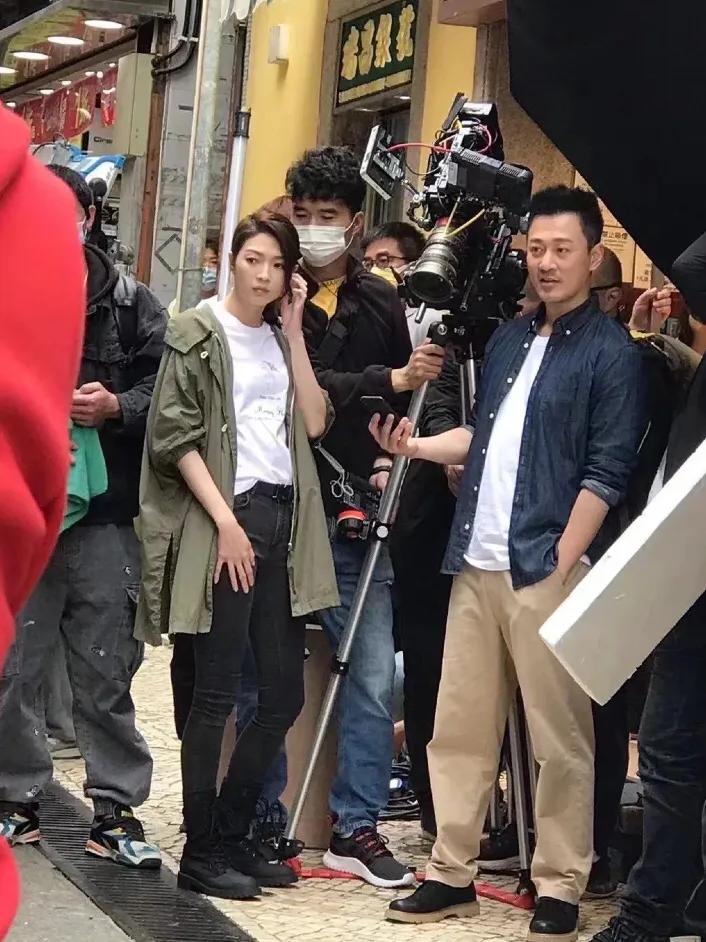 林峰|41岁林峰街头拍戏，身材发福依然型男范十足，胡渣造型显苍老