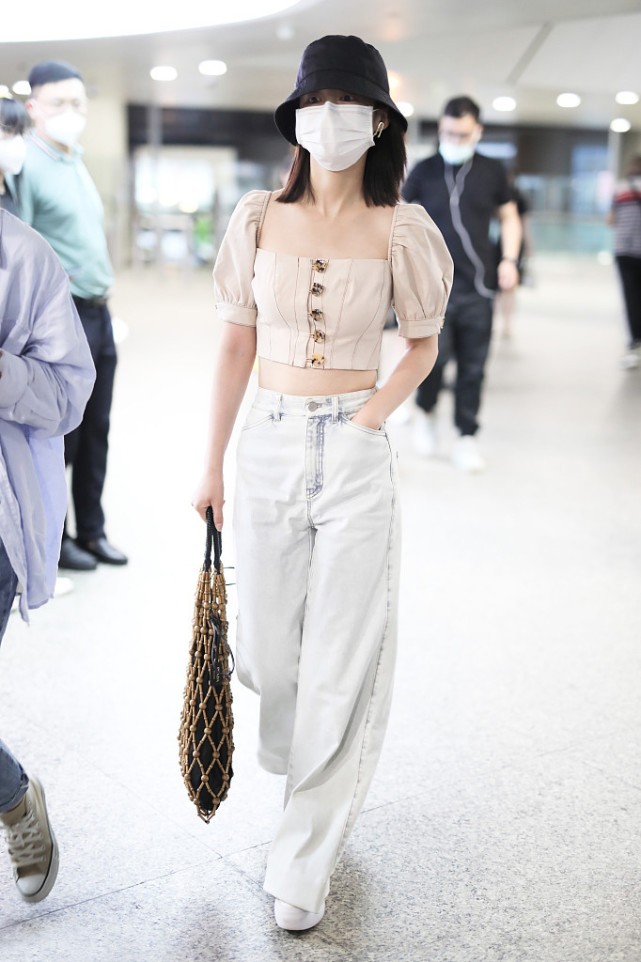大表姐的时尚圈|李沁大胆又会穿,上衣“短一截”个性十足,这些风格很依赖身材