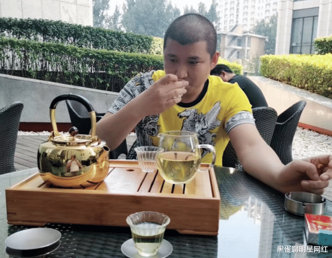 贾乃亮|女主播怒怼“五哥”，直言二驴得罪外站，账号将被永封，彻底凉凉