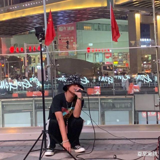 在长沙街头每天连唱4小时的年轻人:用着2万的设备,一晚收入0元