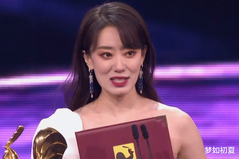 张小斐|张小斐封后，含泪感谢贾玲妈妈，黄晓明好心办坏事，气氛有些尴尬