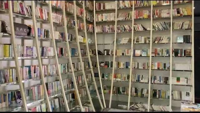 暴雨|暴雨来袭，上海地标书店钟书阁漏成“水帘洞”