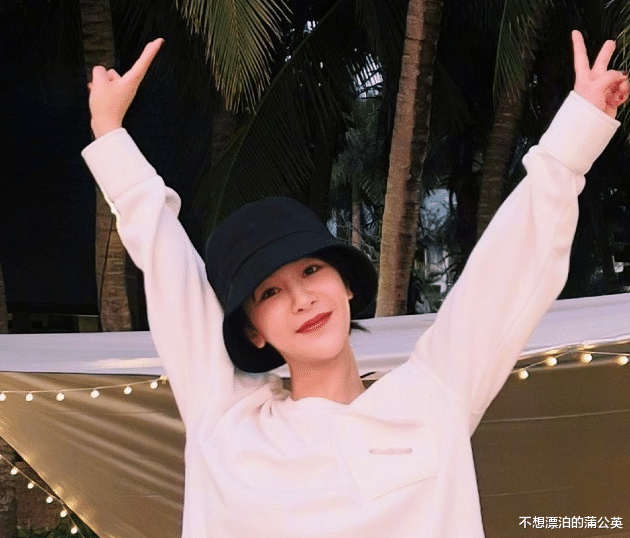 杨紫|杨紫晒度假照，穿拖鞋在海边散步、荡秋千，自拍“巴掌脸”又小又美