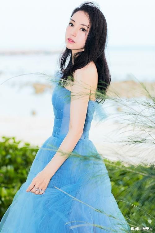 峨眉山周美人|42岁的董璇状态太好了,穿民国白婚纱晒自拍,精致优雅又迷人