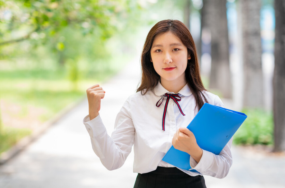 Ainee妈咪|高富帅择偶新标准,长得好看也不行,“五险一金”是首要