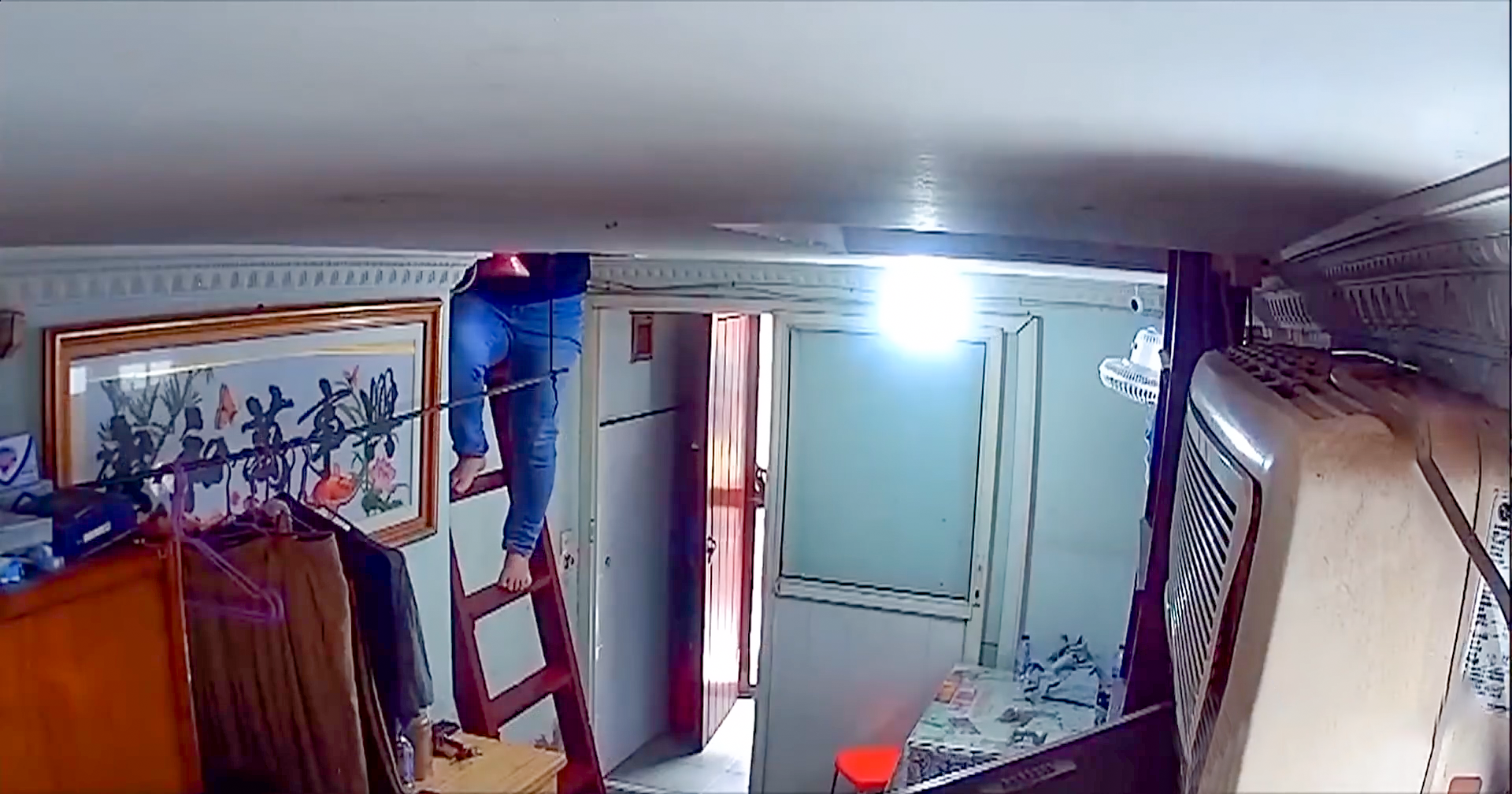 11㎡蜗居做婚房，因床太小，情侣无法玩翻身抱，未婚妻气到想悔婚