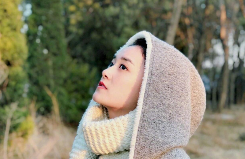 女孩|男演员抱晕倒小女孩，手放在胸部引争议，网友：感觉有被冒犯