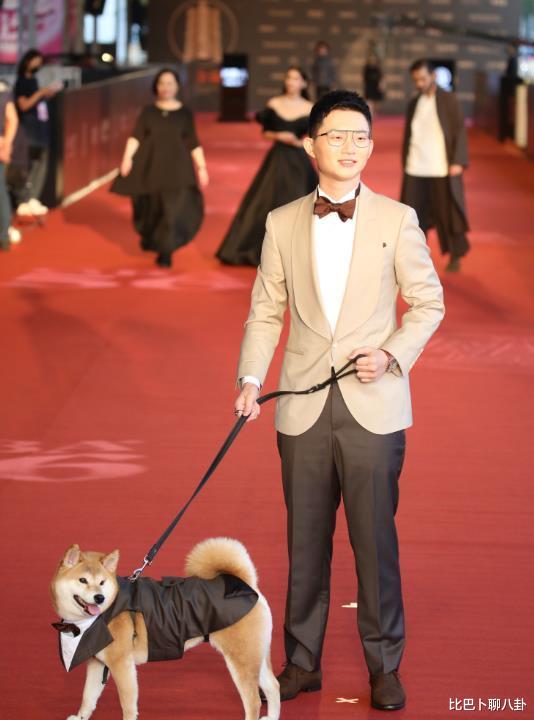 江宏杰|56届金钟红毯：刘品言显壮，郑元畅江宏杰平平无奇，多名女星成广告牌