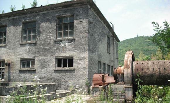 浣花的山房 陕西有座远近闻名的三线厂,曾隶属四机部,如今建筑自生自灭