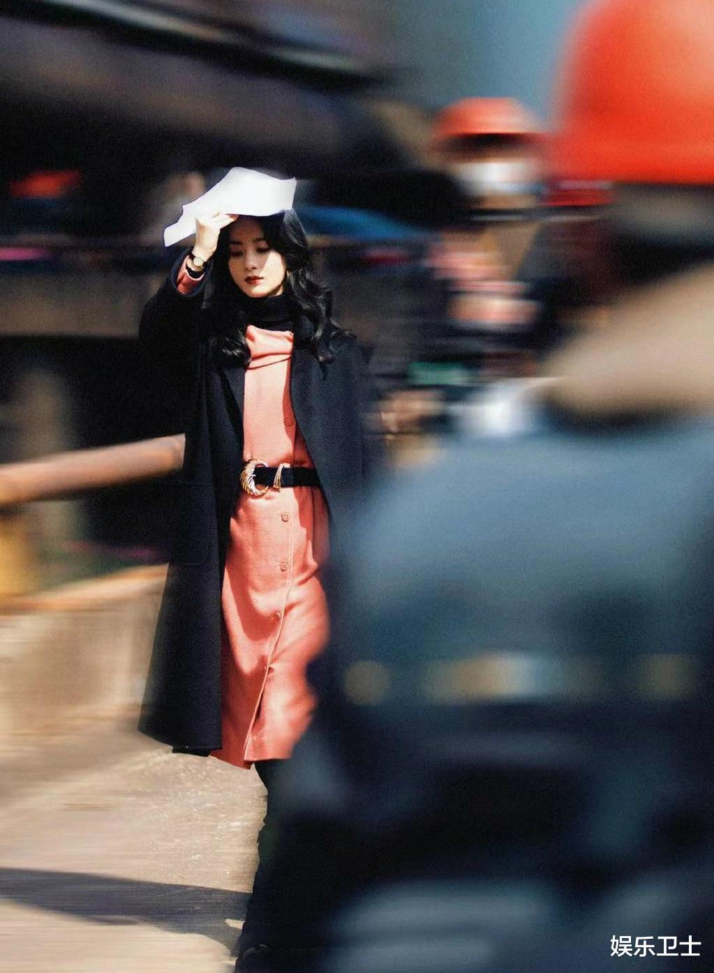 李云迪|《野蛮生长》路透,赵丽颖造型好飒气场满满,实力演绎90年代靓丽女老板