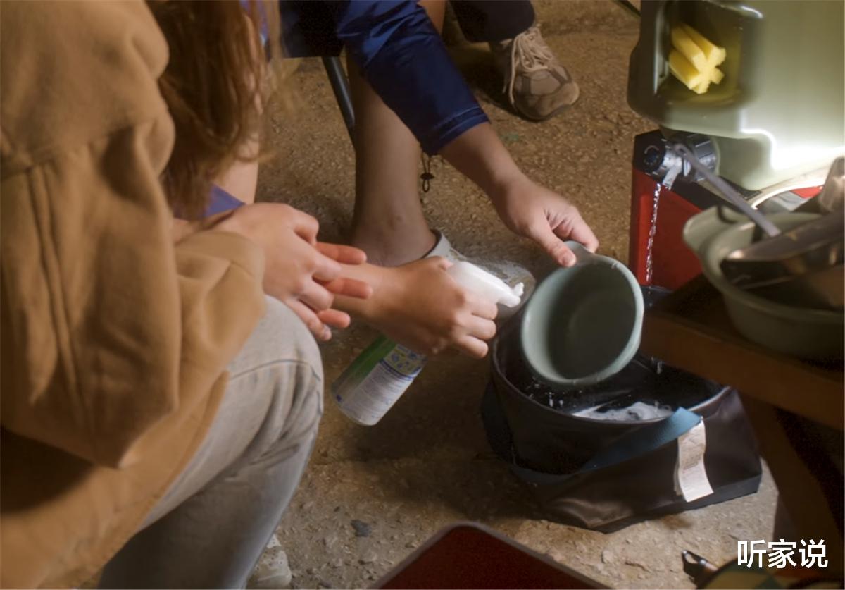 香港29岁“斜杠青年”，有家不回却住进3㎡的面包车上，转眼已2年