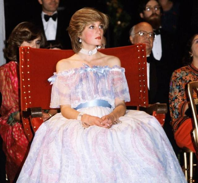 戴安娜20歲懷上威廉，穿著粉藍色的公主裙睡著，像落入凡間的精靈-圖3