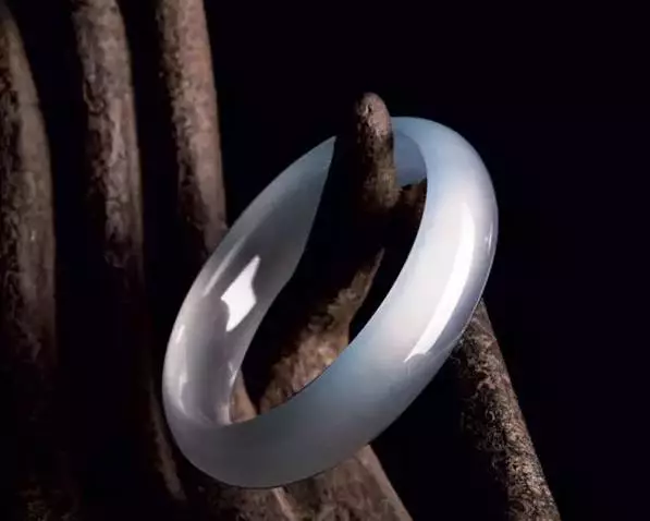 翡翠|玻璃种手镯戴了3个月竟变成冰种？难道翡翠还会自己掉“种”？