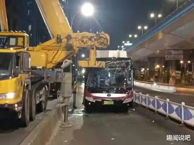 吊车 杭州上塘路的一辆78路公交车撞上正在施工的吊车 多人被送往医院