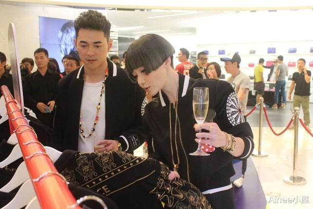 穿衣搭配|高晓松前妻身材纤细，气质短发配一身黑，和年轻女孩魅力没差距