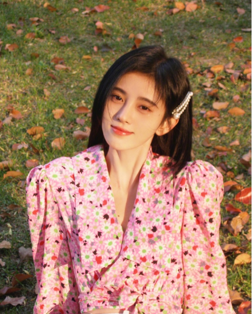 鞠婧祎|鞠婧祎虞书欣撞衫，两人穿同款衬衫，一个像网红一个像女明星