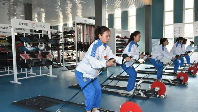 家有二宝育儿|下雨天体院男生的打伞方式，一个人拯救一个宿舍，这满满的安全感