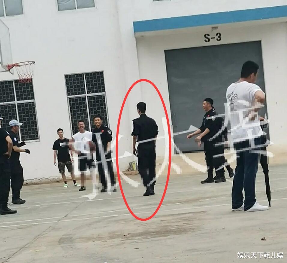 张哲瀚|《维和防暴队》打篮球路透,王一博身材好比例优越,张哲瀚、黄景瑜大笑心情好