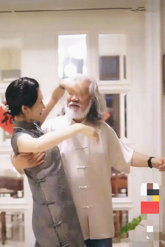 全球时尚号|69岁的张纪中和娇妻亮相，夫妻俩牵手跳华尔兹，杜星霖的旗袍出彩