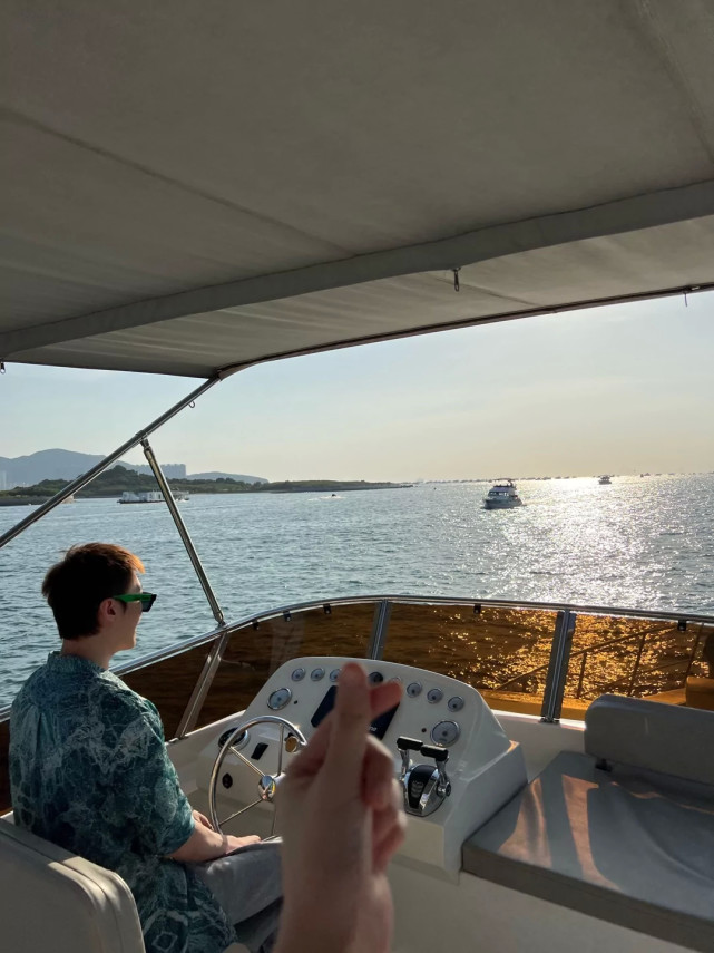 纪凌尘|赵本山女儿晒同居视频，男友被调侃长相奇怪，不删恶评高情商回应