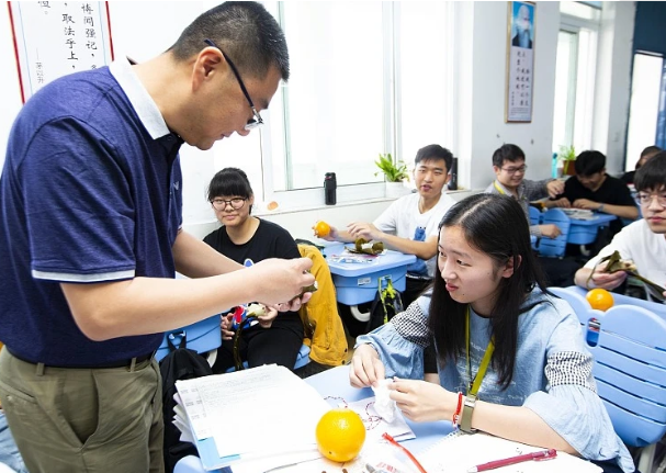 乡村教师|教师工资或将上涨，引发新一轮薪资对比，乡村教师成热议焦点！