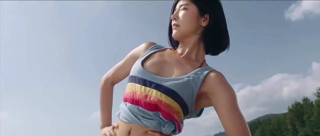 赵奕欢|《巨鲨之夺命鲨滩》上映，剧情狗血荒诞，赵奕欢身材成唯一看点