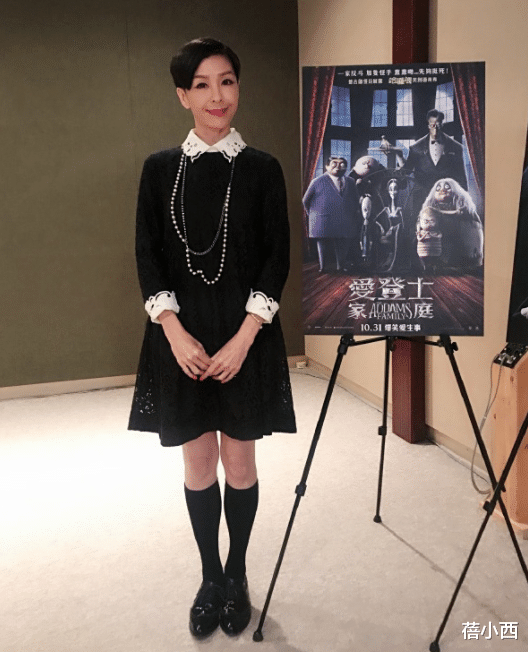 芦笋|69年的伍咏薇穿搭真减龄,穿薄纱连衣裙配短发,好身材大婶辈少见