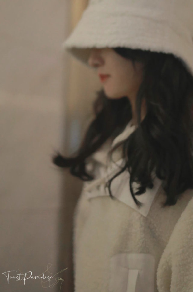 时尚风行派 赵丽颖风格定位太准了!穿泡泡袖长裙仙气十足,尽显优雅大女主范