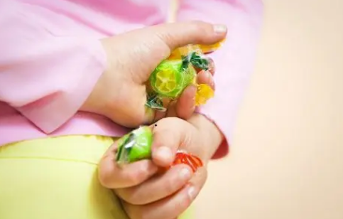 西红柿妈咪|面对孩子们偷窃的行为,家长应该怎么办呢?