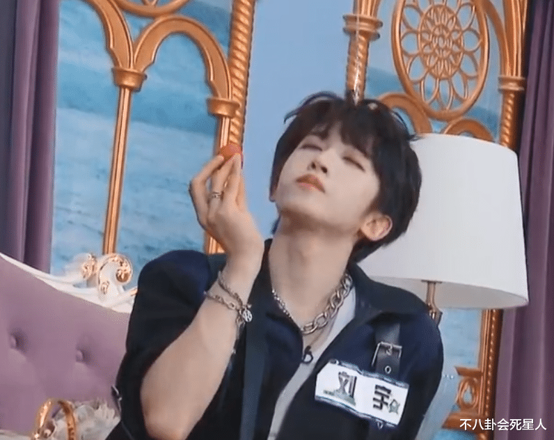 男团|男团成员比女星妆感还浓，手腕胸口抹粉，“踩高跷”成男版鞠婧祎