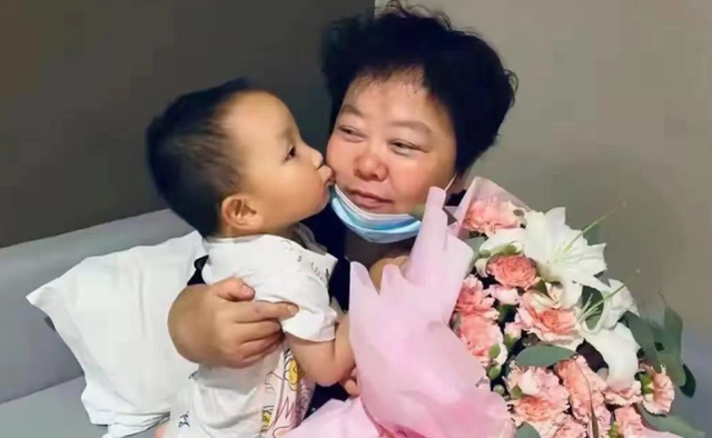 许敏|许敏外甥疑似被打成脑震荡，扶桌呕吐满手伤，网友：不还手太明智