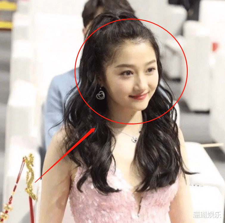 关晓彤|关晓彤穿短裙像奥运会选手，没了精修后，这真实腿长让人不敢相信