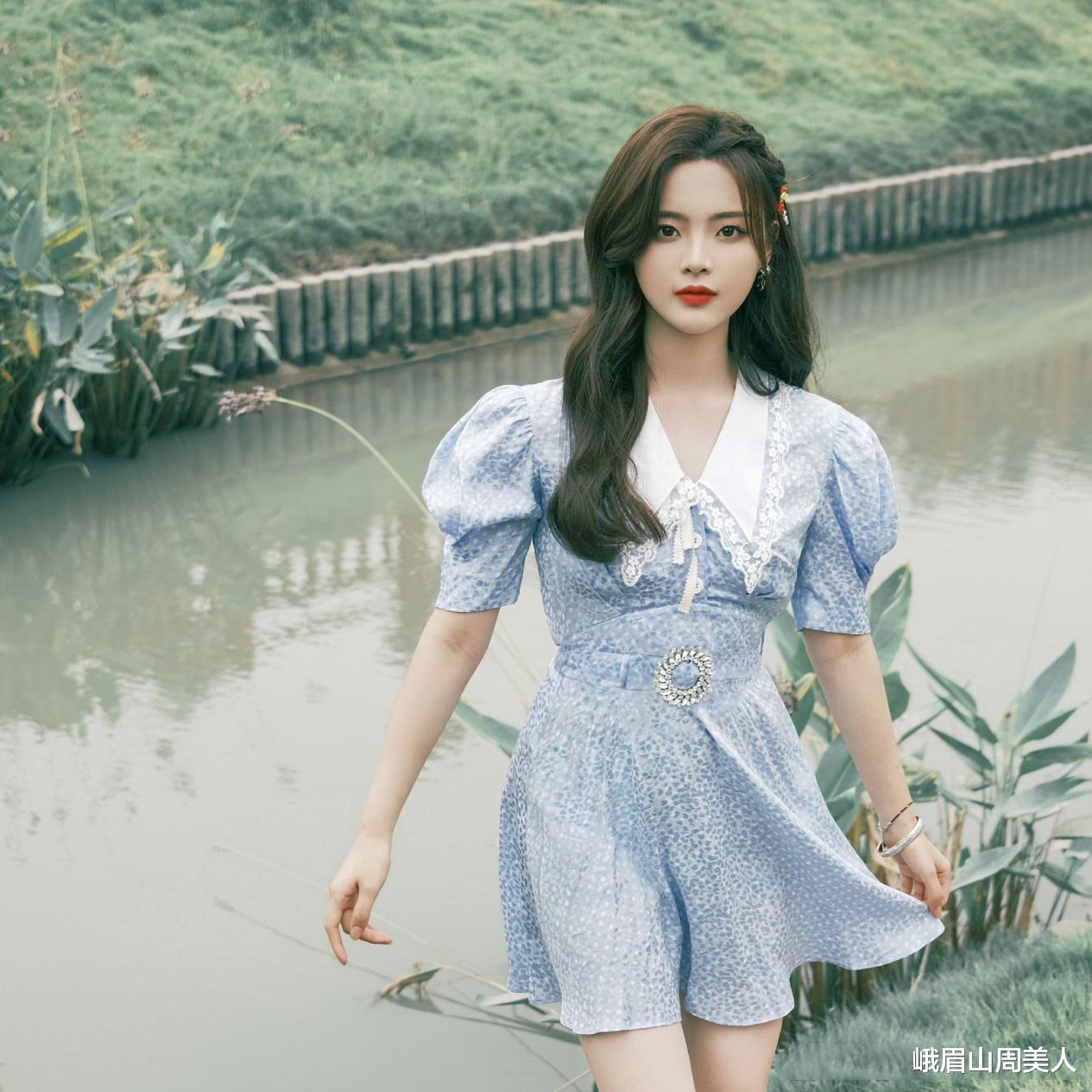 杨超越|被杨超越最新写真美到了，穿水手“制服”配白丝袜，清纯感满满