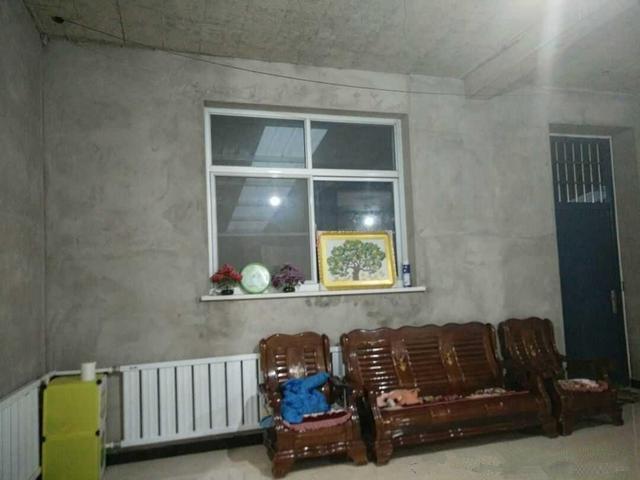 摩天大楼|农村堂哥死要面子，新房外表富丽堂皇，一家人却住着毛坯房