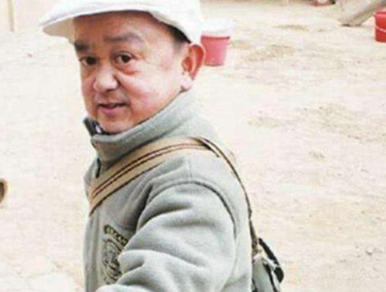 |“特型演员”张伸的毁灭史，他的故事好无奈