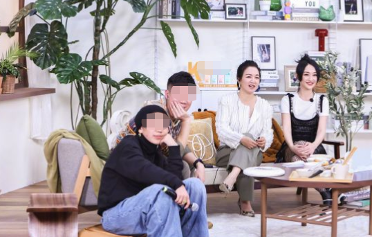 周迅|47岁周迅直播中造型前卫！穿皮裙渔网袜身材好，跷二郎腿姿势妩媚