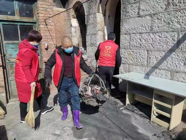 石家庄日报客户端 火灾无情人有情 志愿者救助献爱心