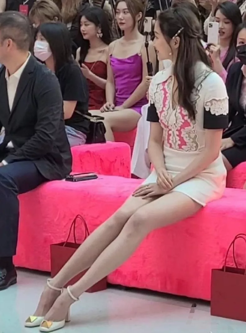 关晓彤|艾小羊：谁来救救关晓彤